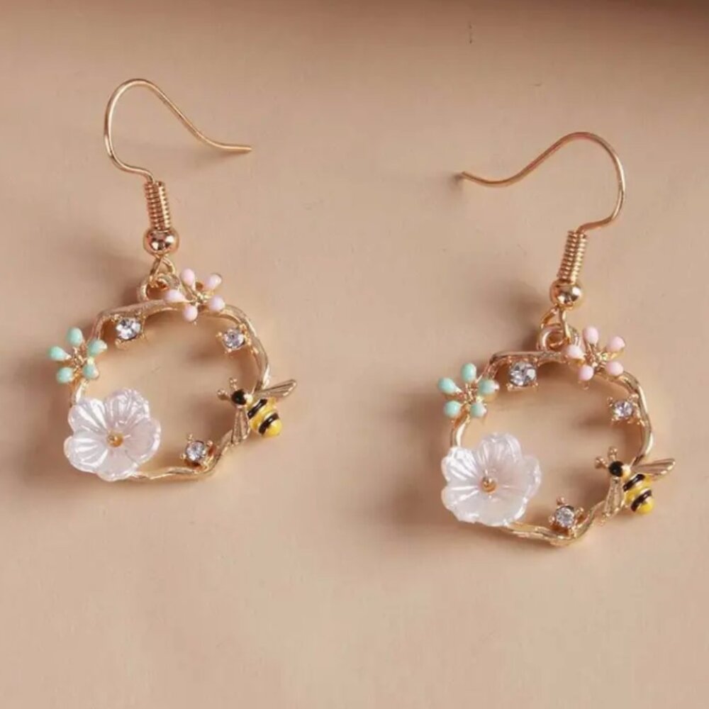 5/$30 Sweet Bee Flower Dangle Earrings